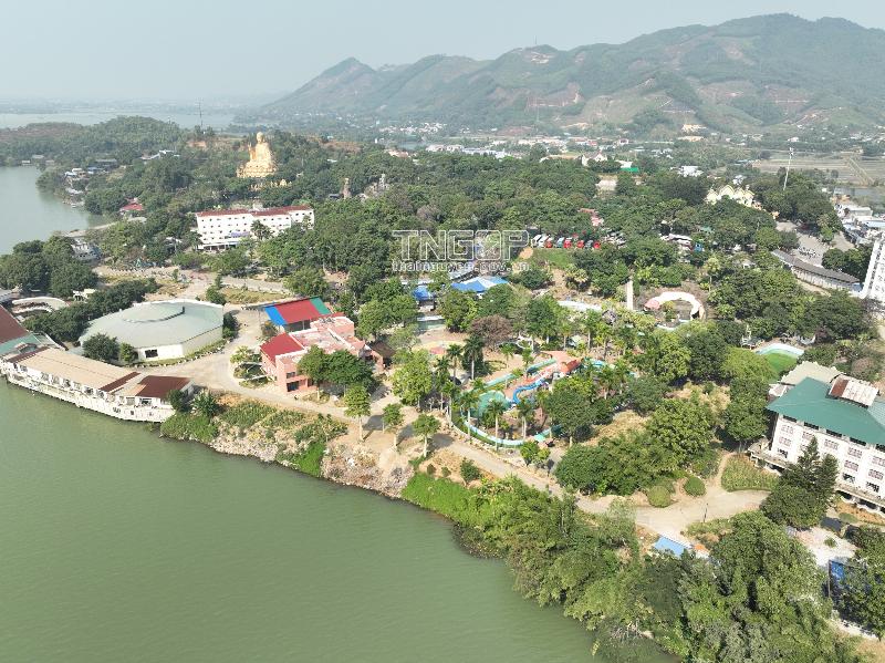 Hình ảnh một trong các khu vui chơi giải trí nổi bật tại Hồ Núi Cốc, có thể là công viên nước hoặc khu Huyền Thoại Cung, minh họa sự đa dạng của khu du lịch hồ núi cốc ở đâu có gì chơi